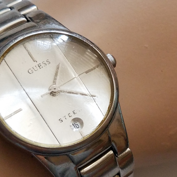 Women Vintage Guess Watch Wrist Watch Working Bubble Glass Date and time - Picture 5 of 8